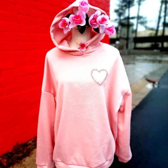NEW💗open back  hoodie with rhinestone heart🩷!  All eyes will be on you🩷😉💋 - Picture 6 of 10